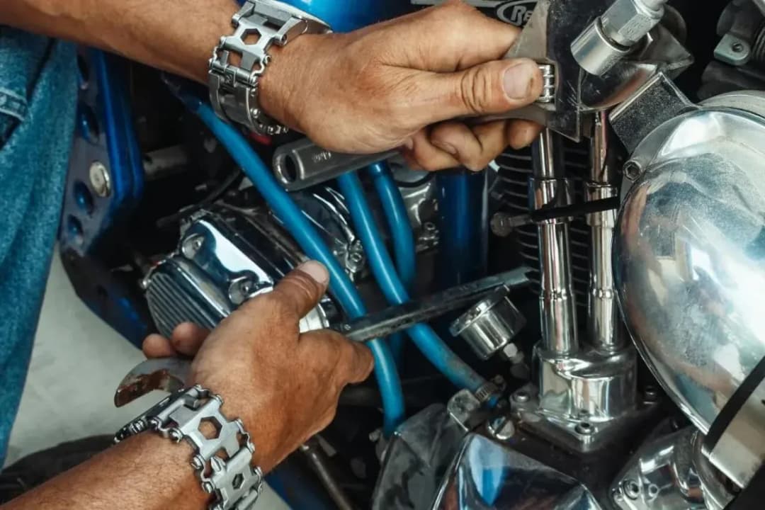 Ile zarabia mechanik motocyklowy? Sprawdź, czy to opłacalny zawód w Polsce
