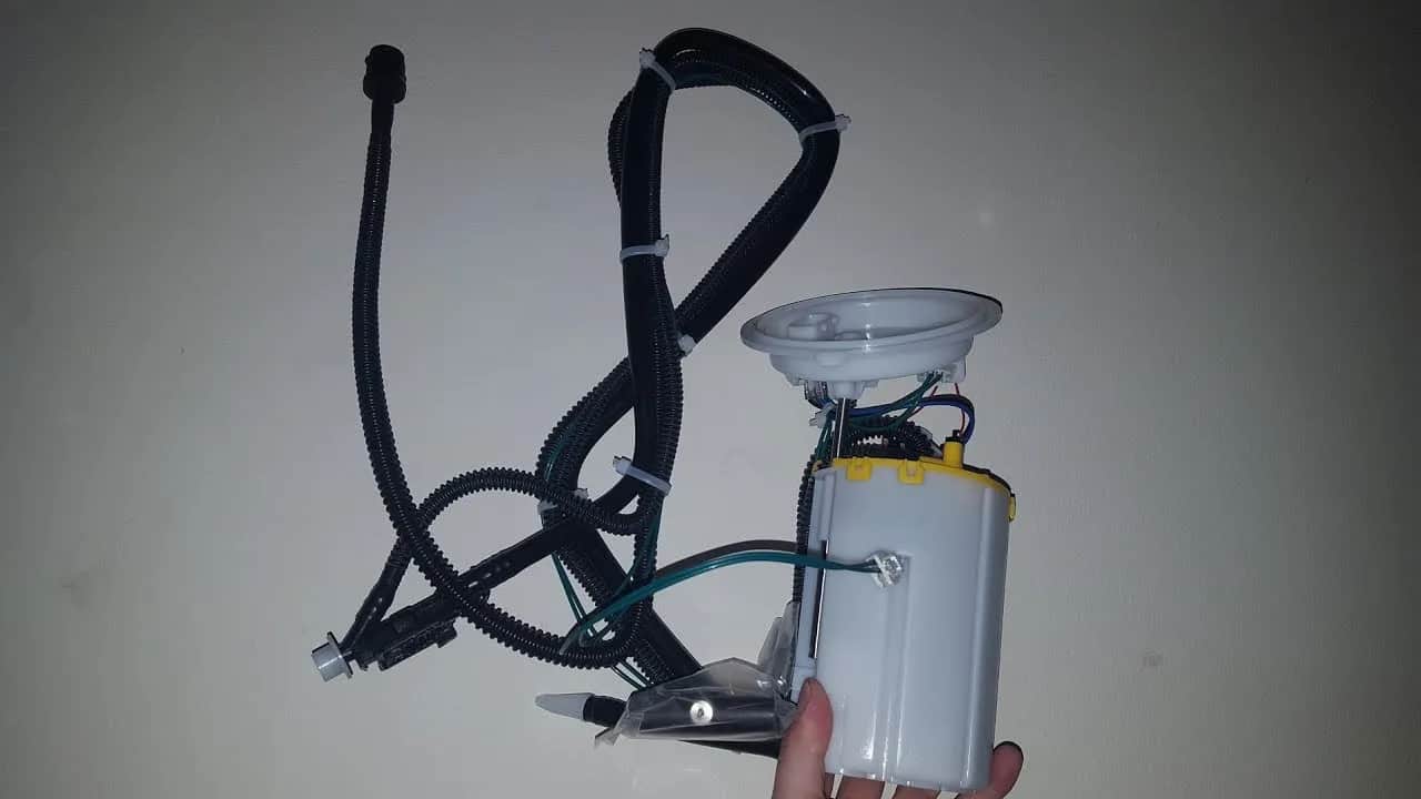 Gdzie jest sterownik pompy paliwa w BMW E60? Oto kluczowe informacje