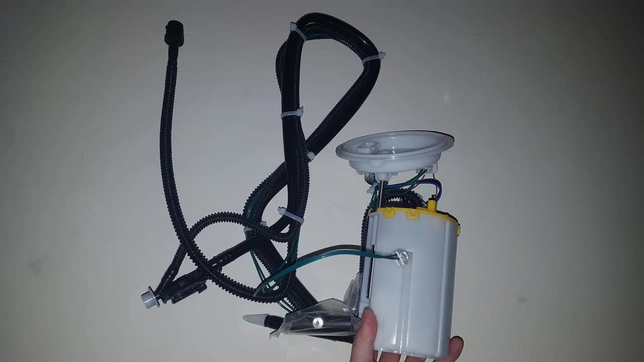 Gdzie jest sterownik pompy paliwa w BMW E60? Oto kluczowe informacje