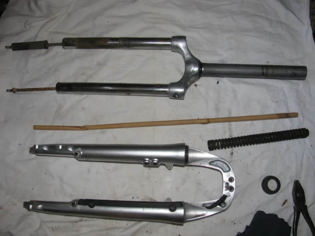 Jak bezpiecznie rozebrać amortyzator motocyklowy – krok po kroku bez błędów