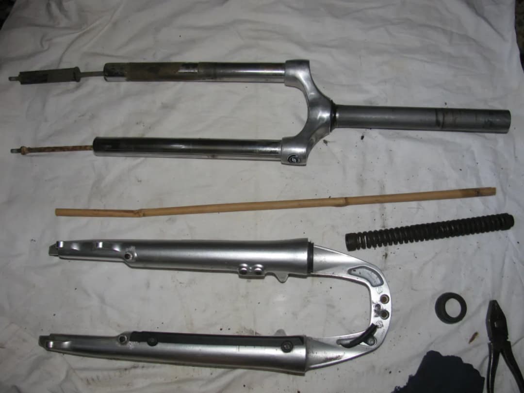 Jak bezpiecznie rozebrać amortyzator motocyklowy – krok po kroku bez błędów