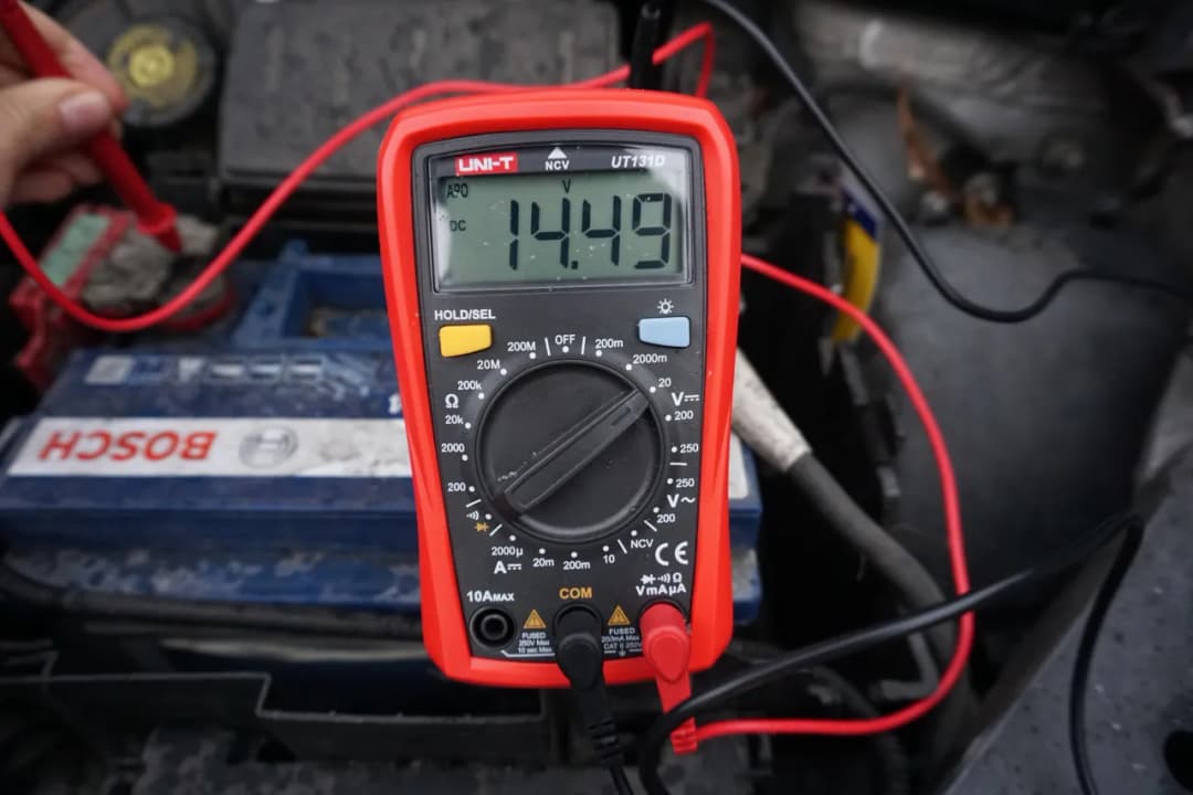 Jakie napięcie daje alternator w aucie: poznaj prawidłowe wartości napięcia