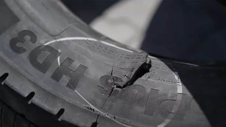 Jak uniknąć uszkodzenia auta i opon podczas podjeżdżania pod krawężnik