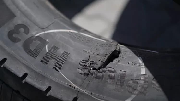 Jak uniknąć uszkodzenia auta i opon podczas podjeżdżania pod krawężnik