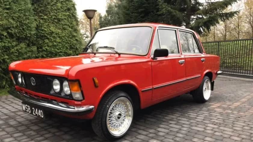 Czerwony Fiat 125p: Ikona polskiej motoryzacji i kultury PRL