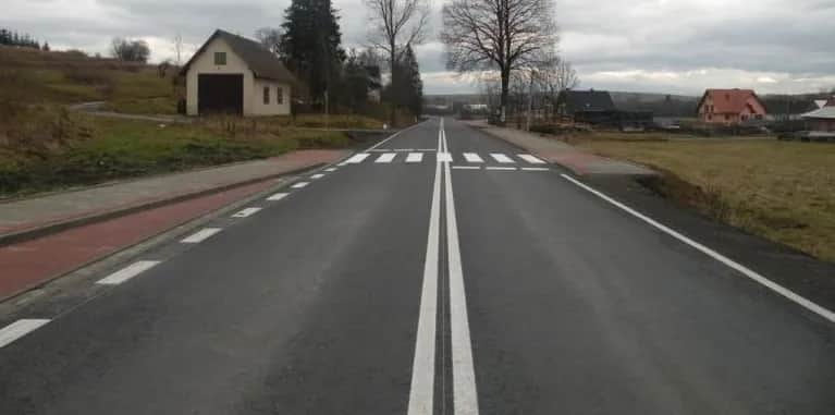 Różnice między drogą dwujezdniową a jednojezdniową: co oznaczają?