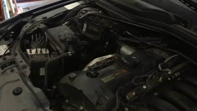 Gdzie jest akumulator w BMW E60? Odkryj jego lokalizację i dostępność