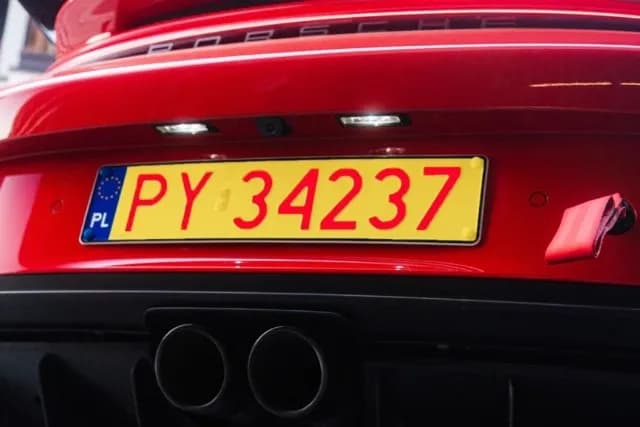 Wymogi prawne dla tablicy rejestracyjnej na motor: zasady i przepisy 2025