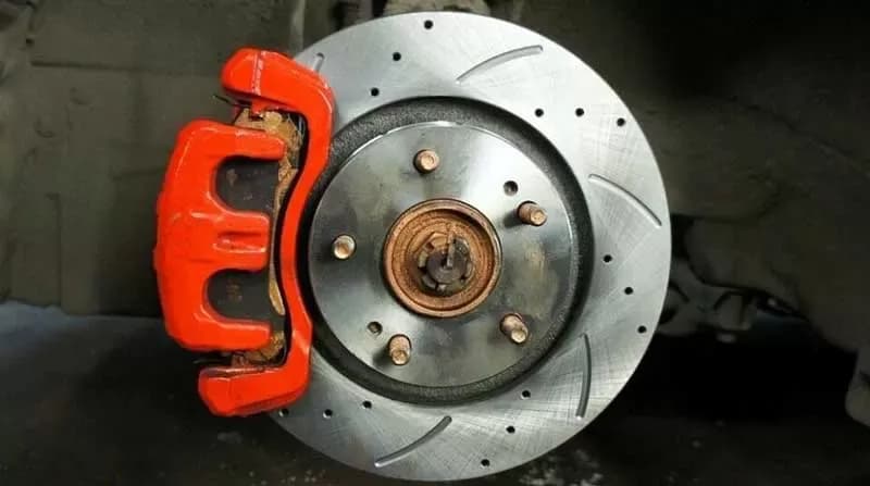 Układ hamulcowy - objawy usterek i jak je naprawić