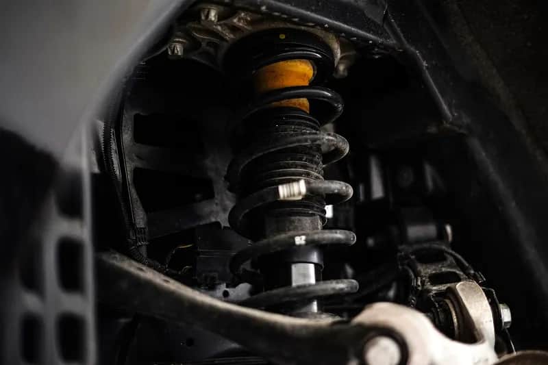 Amortyzatory - objawy zużycia i kiedy je wymienić? Poznaj wskazówki