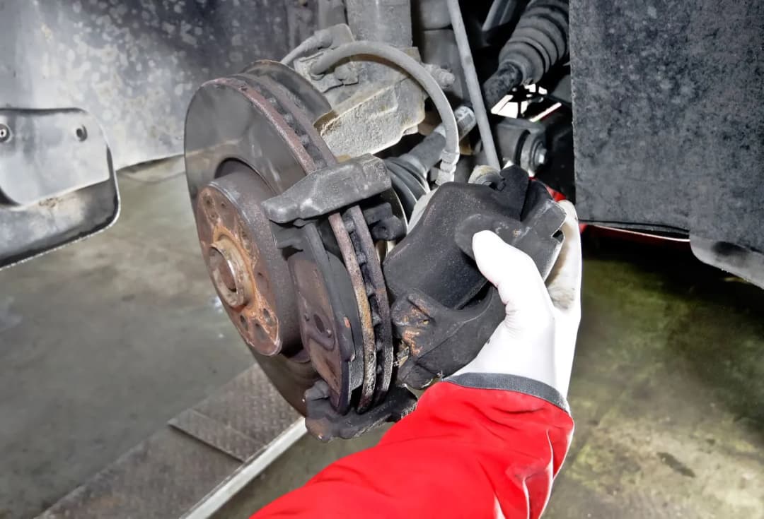 Jak samodzielnie wymienić klocki i tarcze hamulcowe?