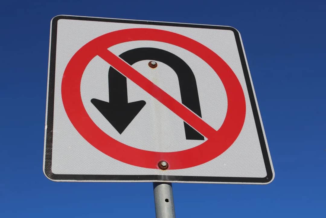 Zakaz zawracania dla ciężarówek: Co kierowca musi wiedzieć?