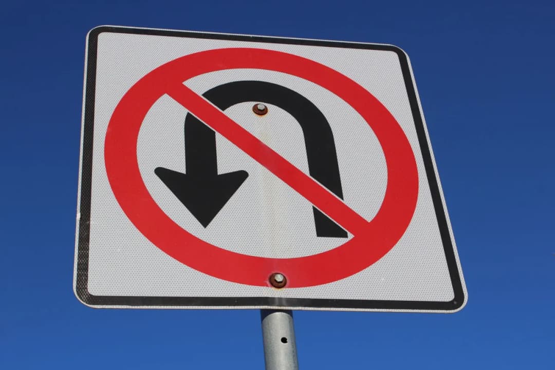 Zakaz zawracania dla ciężarówek: Co kierowca musi wiedzieć?