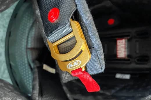 Jak zapiąć kask motocyklowy - uniknij niebezpieczeństwa na drodze