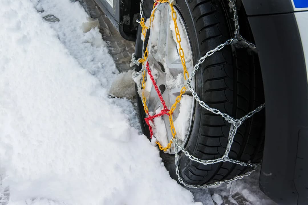 Łańcuchy na opony - jak zamontować bezpiecznie i skutecznie zapobiec poślizgom w czasie zimy?