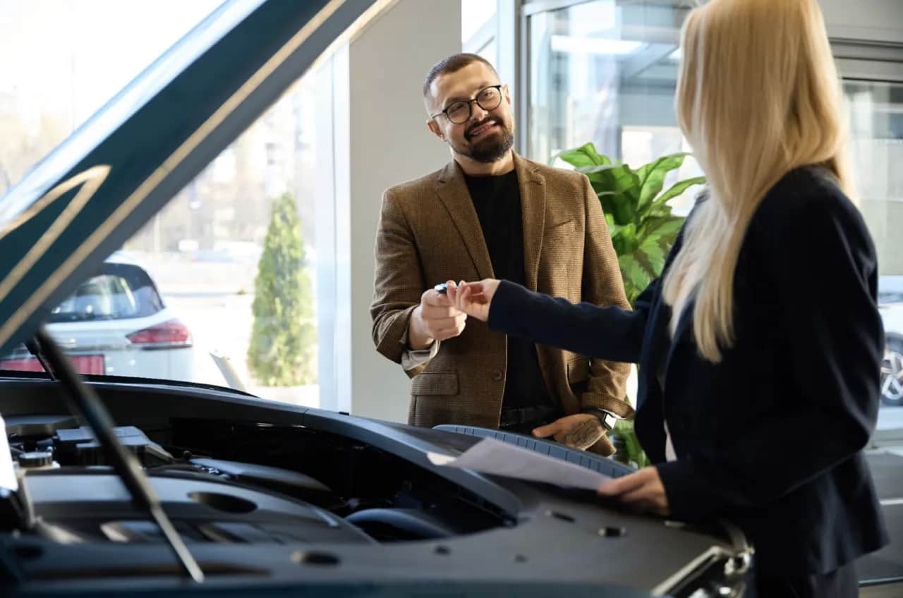 Porównanie aut poleasingowych i młodych używanych – co się bardziej opłaca?