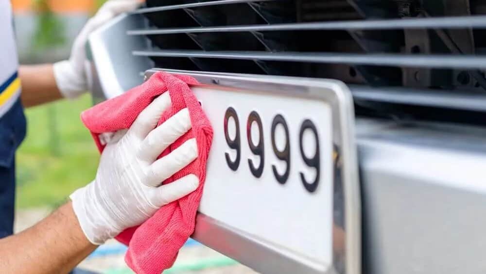 Co robić, aby tablica rejestracyjna dobrze się trzymała?