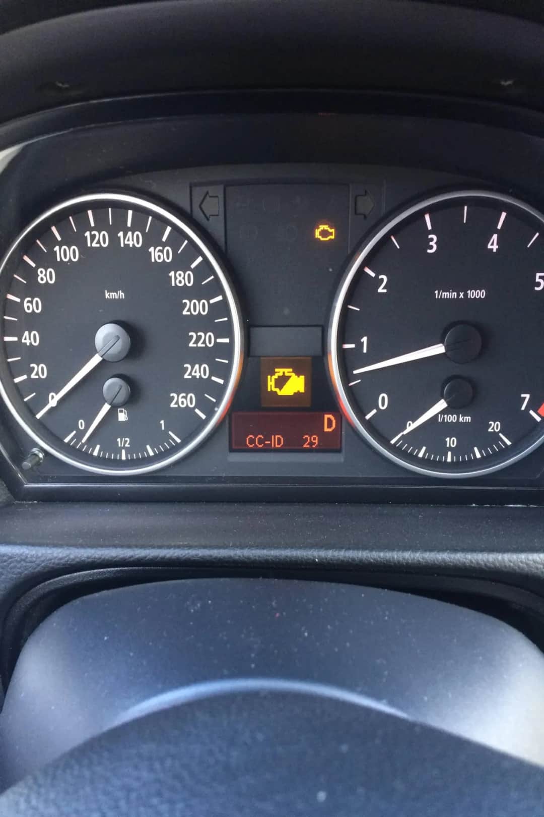 Kontrolki BMW E90 – co oznaczają, dlaczego się świecą i jak je naprawić?