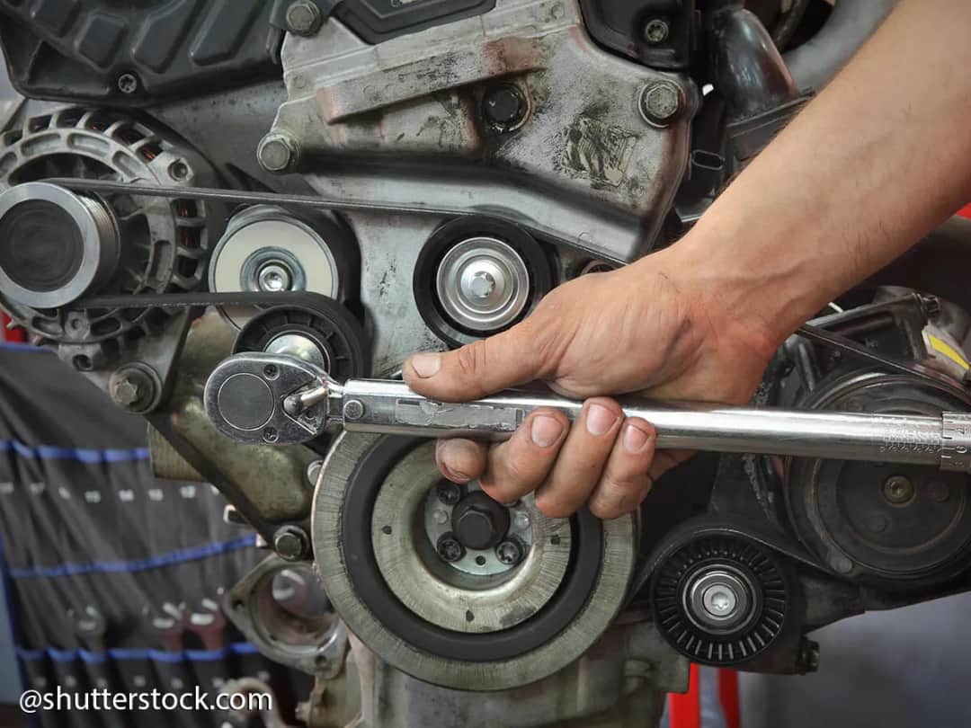 Jak krok po kroku samodzielnie wymienić alternator w Mercedesie klasy A