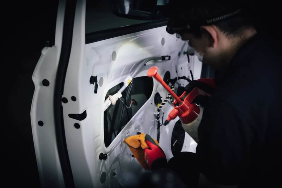 Jak skutecznie zastosować piankę do wygłuszenia samochodu: praktyczny poradnik