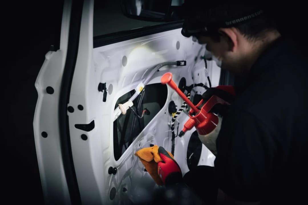 Jak skutecznie zastosować piankę do wygłuszenia samochodu: praktyczny poradnik