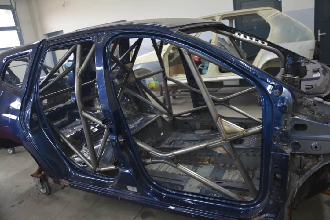 Klatka bezpieczeństwa Poloneza: Innowacyjna ochrona pasażerów