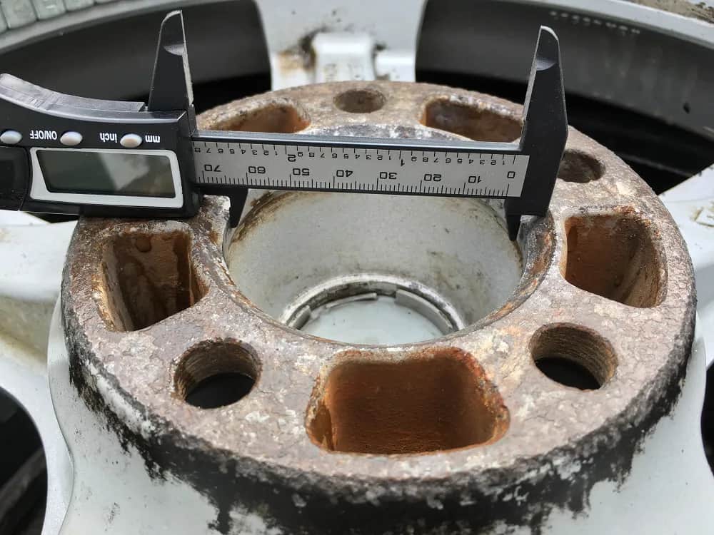 Jak zmierzyć otwór centrujący w feldze: precyzyjny poradnik z instrukcją