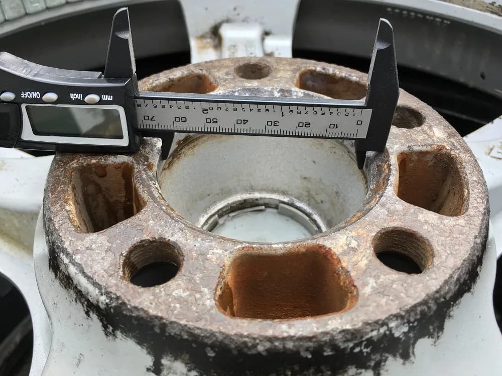 Jak zmierzyć otwór centrujący w feldze: precyzyjny poradnik z instrukcją