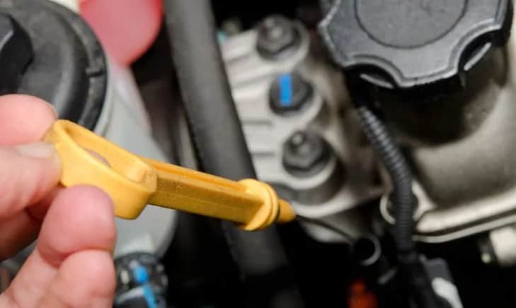 Jak sprawdzić poziom oleju silnikowego? Prosta procedura kontroli oleju w samochodzie