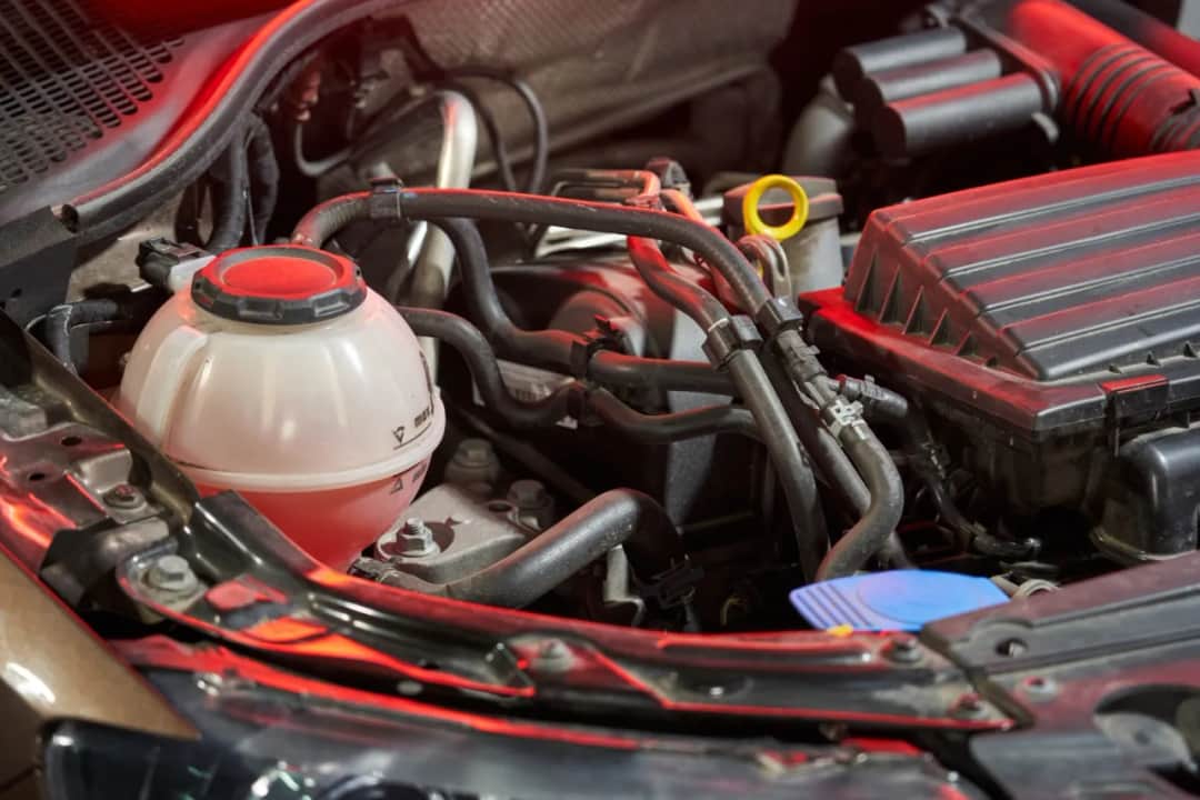 Jak dolać płyn do chłodnicy - uniknij kosztownych uszkodzeń silnika Jak dolać płyn do chłodnicy - uniknij kosztownych uszkodzeń silnika