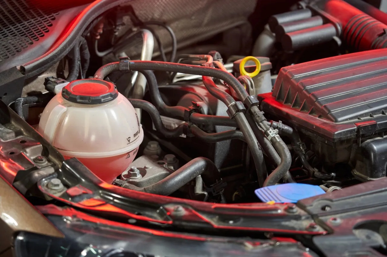 Jak dolać płyn do chłodnicy - uniknij kosztownych uszkodzeń silnika