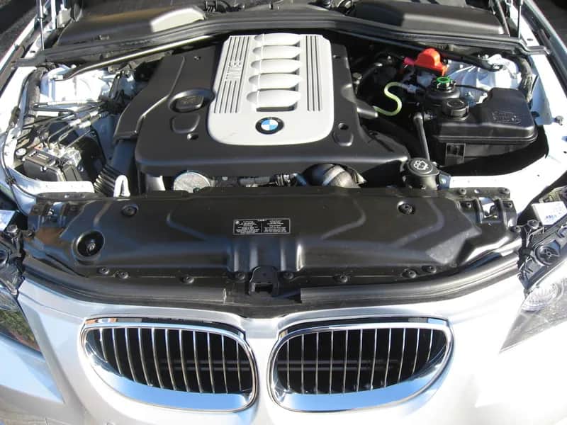 Tuning BMW E90: Jak poprawić osiągi i uniknąć kosztownych błędów