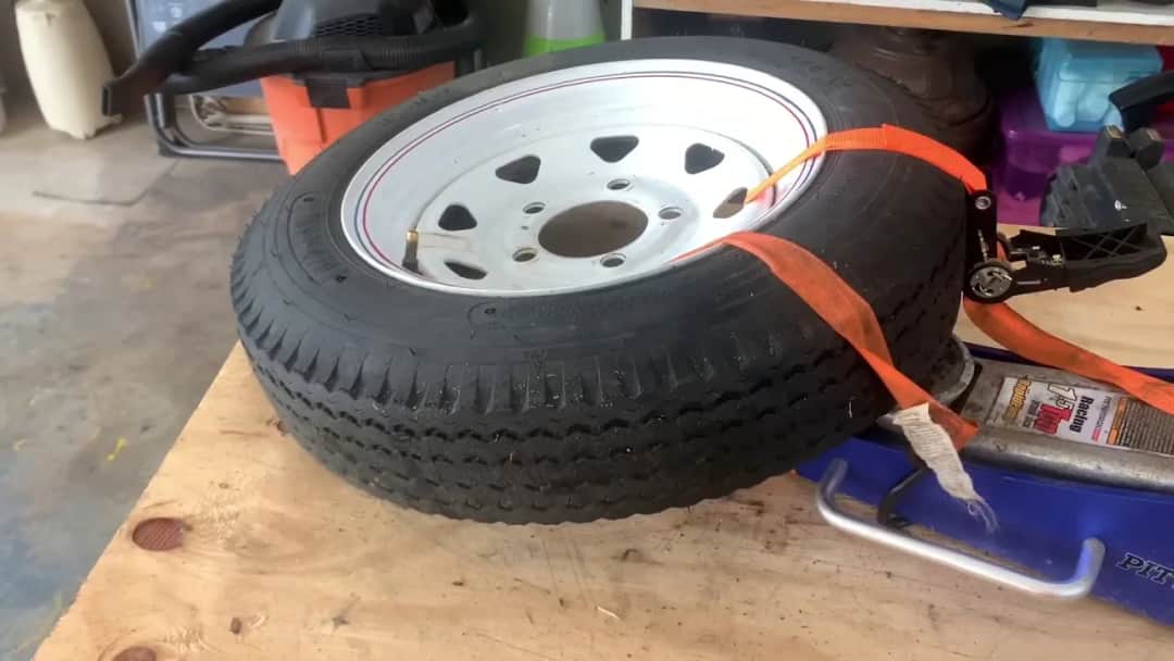 Skuteczne sposoby jak zdjąć oponę z felgi bez maszyny: poradnik domowy