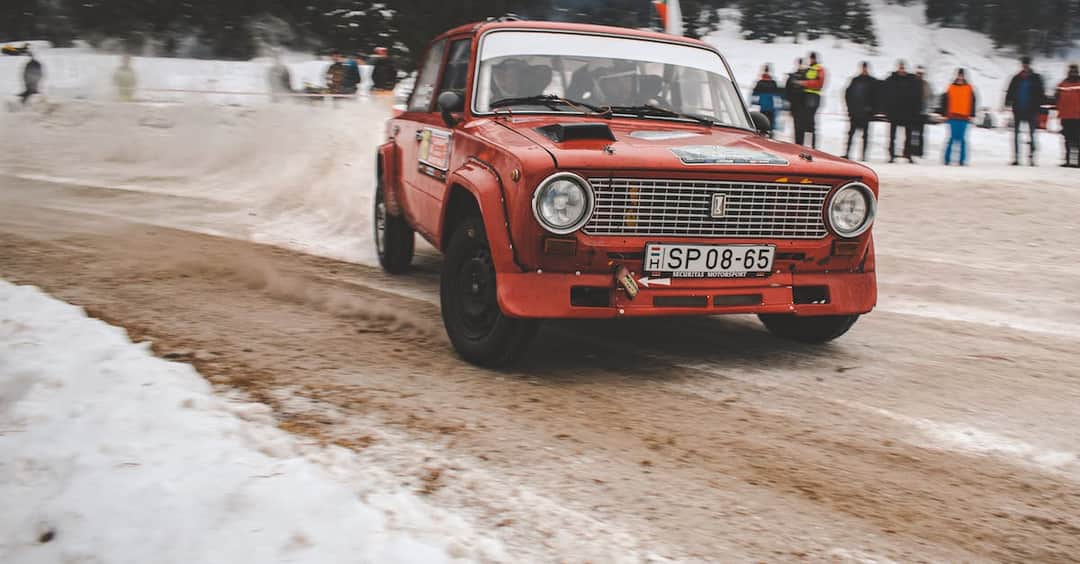 Kuriozalne historie i legendy motoryzacji - najciekawsze wydarzenia z przeszłości