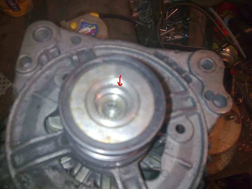 Skuteczne sposoby na odkręcenie sprzęgła alternatora bez klucza - poradnik