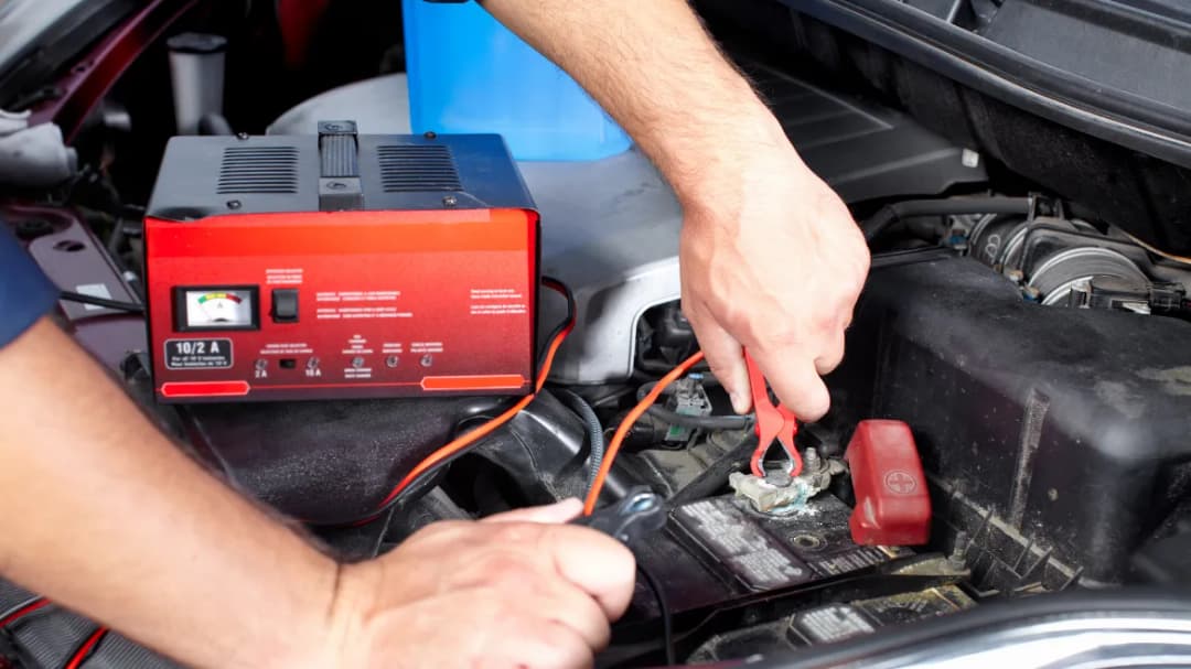 Czy można ładować akumulator motocyklowy prostownikiem samochodowym? Oto ryzyka.