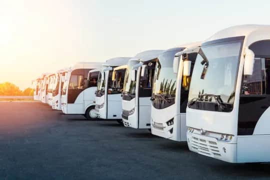 Na co zwrócić uwagę wynajmując busa na wesele?